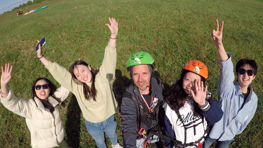 Клиенты счастливо машут руками после полета с отзывами