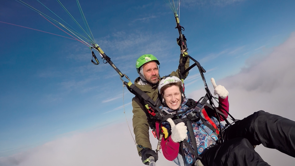 Тандемный полет на параплане над морем облаков