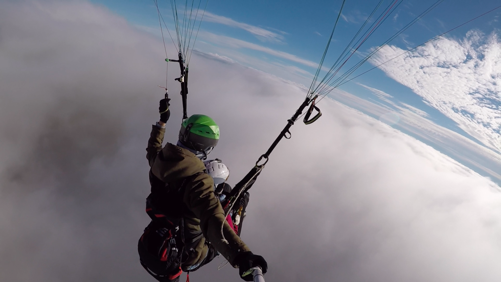 Тандемный полет на параплане над облаками