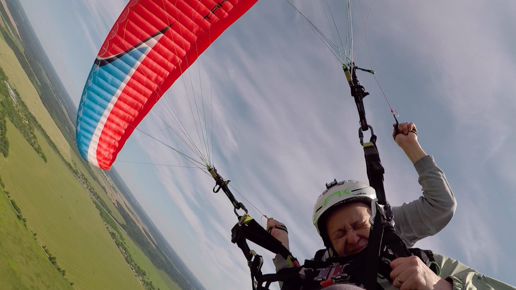 Парапланерист скользит через облака над Санкт-Петербургом