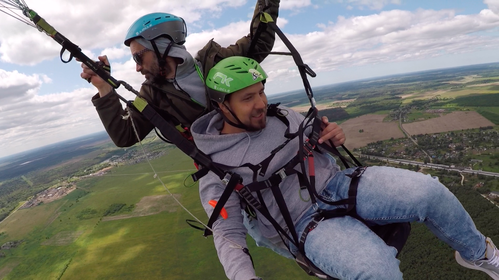 Группа парапланеристов отдыхает после полета