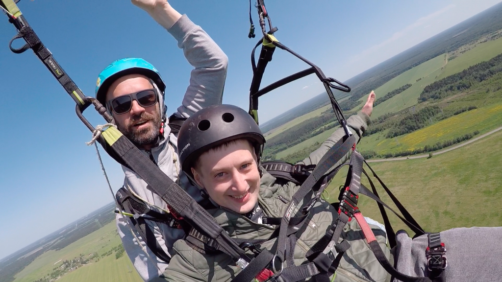 Инструктор подготавливает параплан к полету