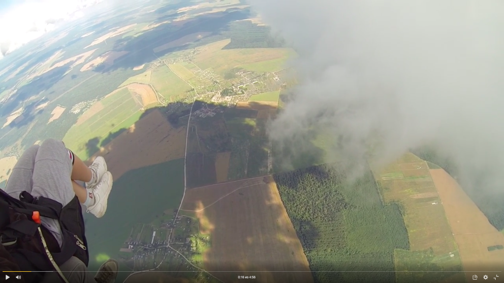 Парапланерист скользит через облака над Санкт-Петербургом