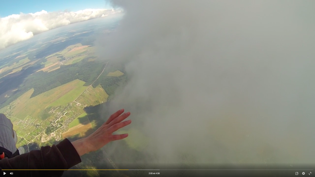 Парапланеристы парят над историческим центром Санкт-Петербурга