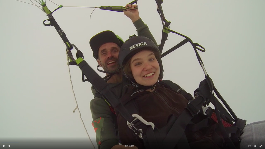 Парапланеристы парят над городским пейзажем Санкт-Петербурга, наслаждаясь свободой полета