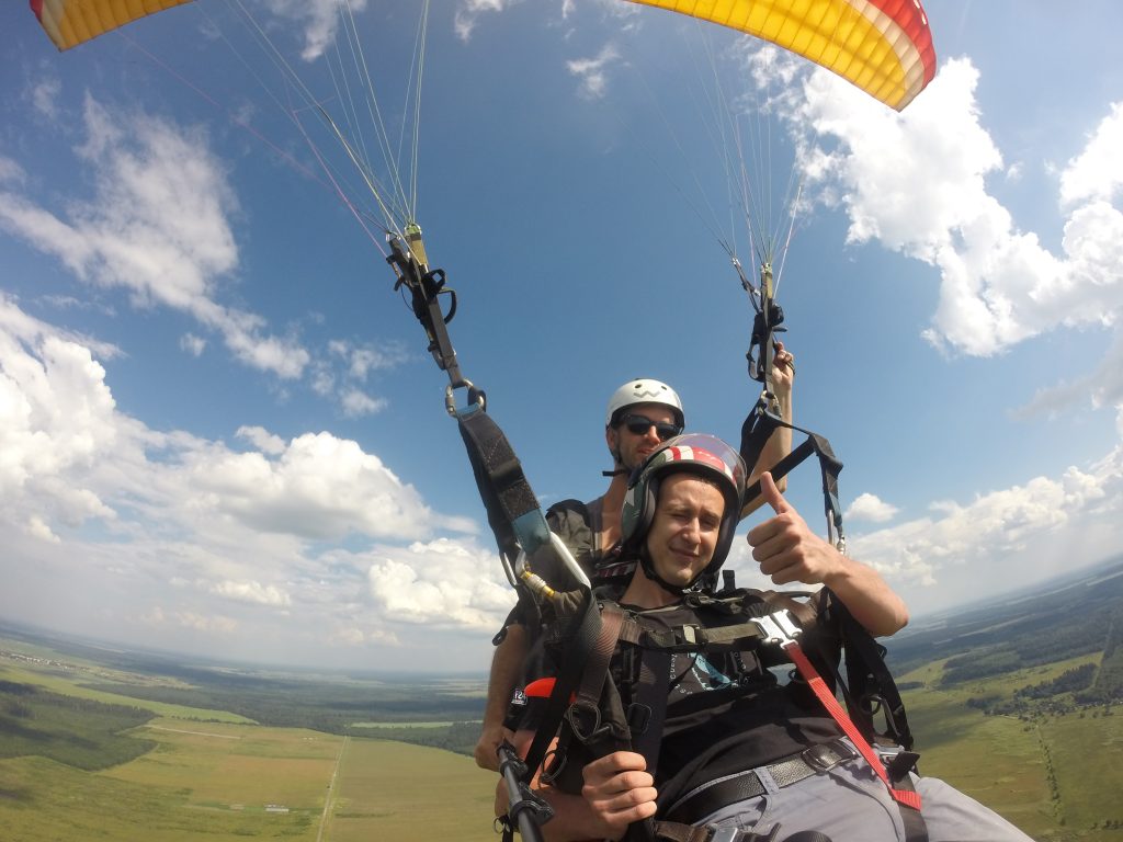 Серьезный шаг вперед: Полет на параплане как инвестиция в отношения