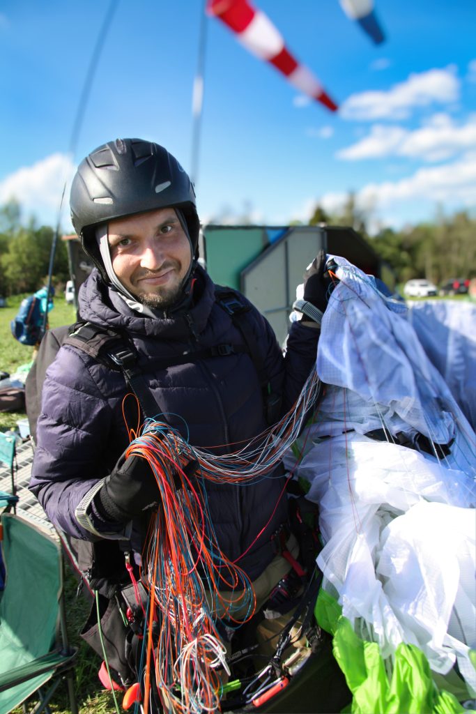 Пилот после полёта готовится снова полетать над Санкт-Петербургом на параплане.