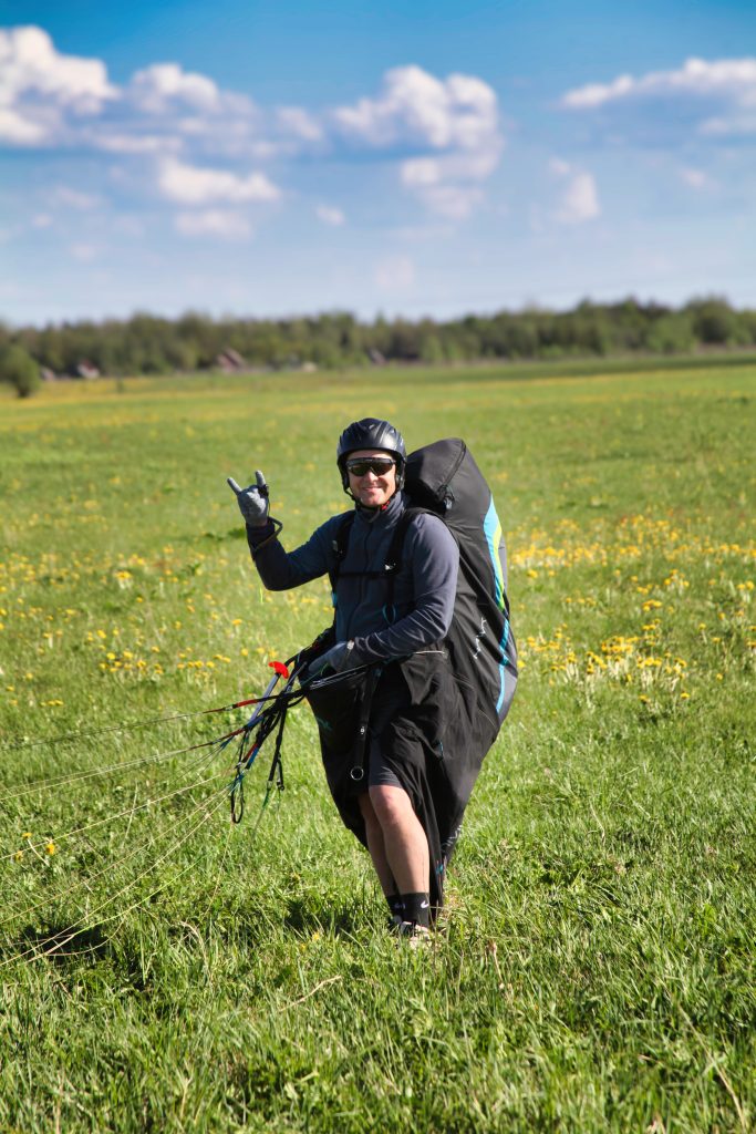 Парапланерист готовится к новому полёту после приземления