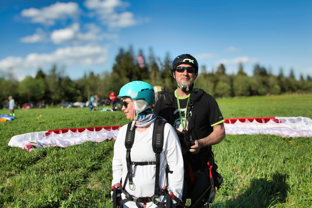 Пилот Дмитрий готовится к полету на параплане в тандеме с парашютом.