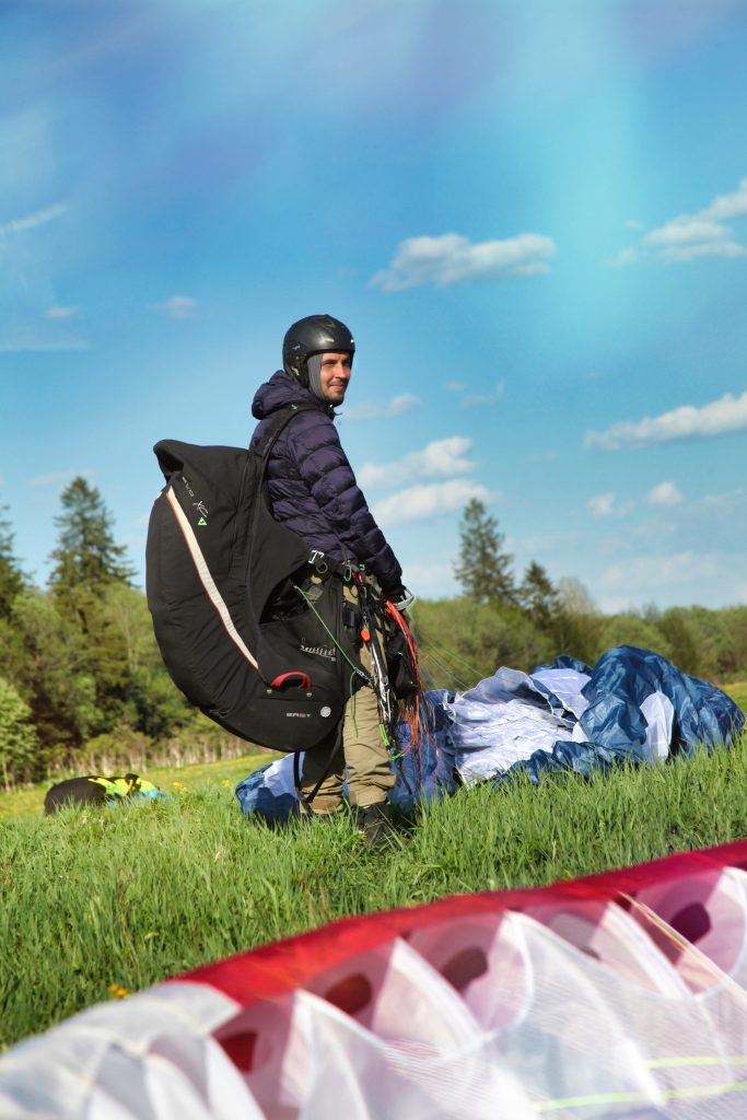 Парапланерист наслаждается после полёта над Санкт-Петербургом.