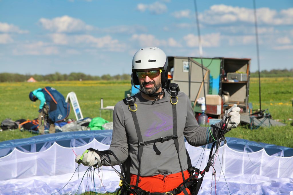 Студент перед полётом над Санкт-Петербургом с парашютом