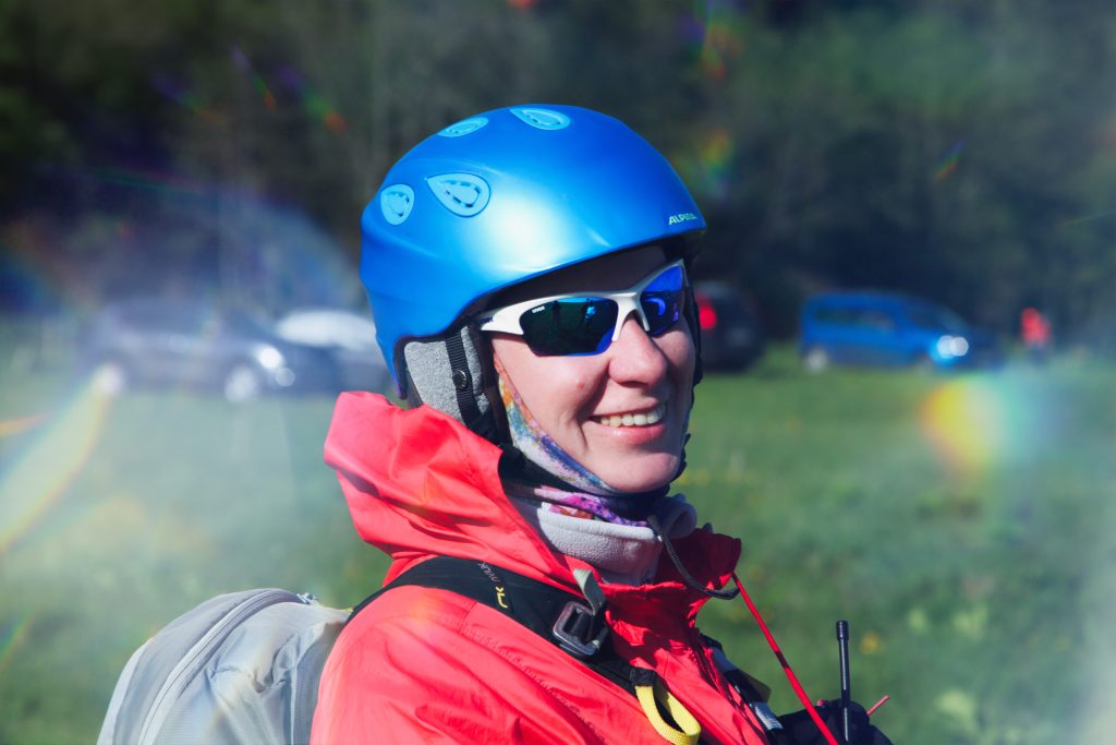 Девушка на параплане с парашютом