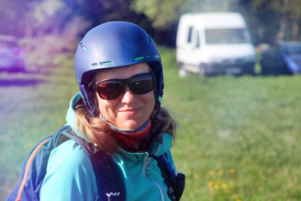 Девушка готовится к полёту на параплане с парашютом