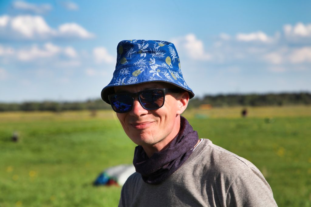 Парень после полетов идет проверять снаряжение