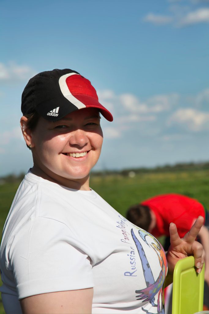 Света, опытный пилот и инструктор, красивая женщина на фотографии