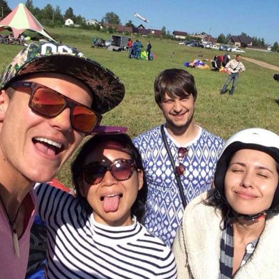 Друзья после полётов на параплане в Санкт-Петербурге